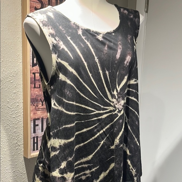 Black and White Spiral Tie-Dye Tank Top - Picture 11 of 16
